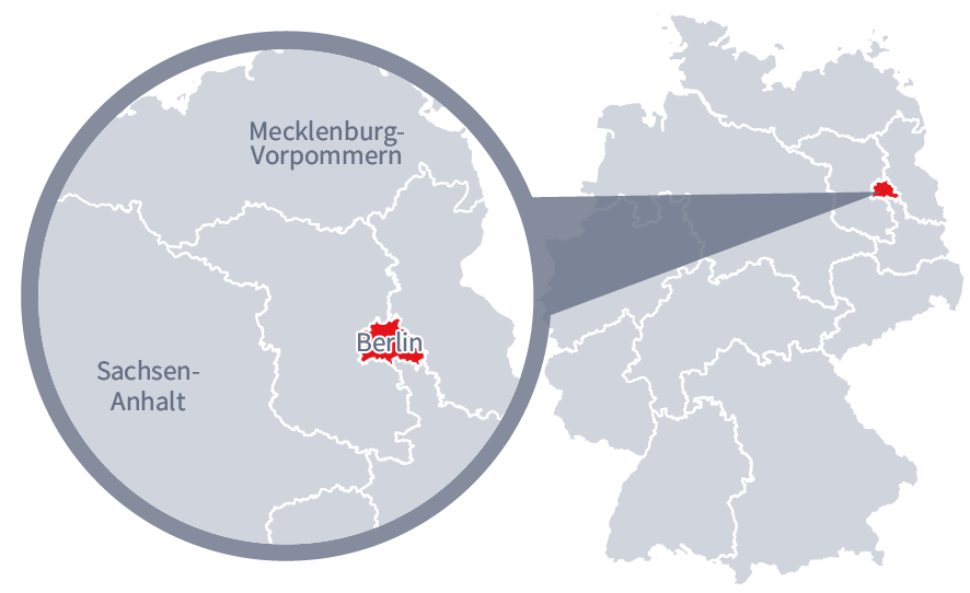 Diese Grafik zeigt eine Karte von Deutschland mit einer detaillierten Ansicht der Region Berlin. Berlin ist in Rot hervorgehoben und liegt im östlichen Teil Deutschlands. Ein Lupensymbol vergrößert diesen Bereich, um die Lage genauer darzustellen. 