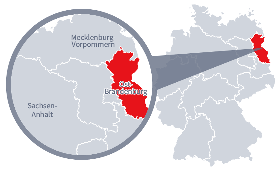 Diese Grafik zeigt eine Karte von Deutschland mit einer detaillierten Ansicht der Region Ostbrandenburg. Ostbrandenburg ist in Rot hervorgehoben und liegt im östlichen Teil Deutschlands. Ein Lupensymbol vergrößert diesen Bereich, um die Lage genauer darzustellen. 
