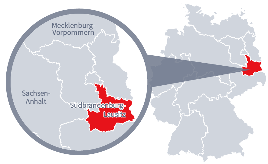 Diese Grafik zeigt eine Karte von Deutschland mit einer detaillierten Ansicht der Region Südbrandenburg-Lausitz. Südbrandenburg-Lausitz ist in Rot hervorgehoben und liegt im östlichen Teil Deutschlands. Ein Lupensymbol vergrößert diesen Bereich, um die Lage genauer darzustellen. 