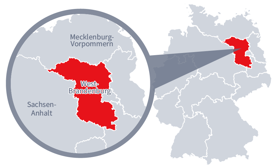 Diese Grafik zeigt eine Karte von Deutschland mit einer detaillierten Ansicht der Region West-Brandenburg. West-Brandenburg ist in Rot hervorgehoben und liegt im östlichen Teil Deutschlands. Ein Lupensymbol vergrößert diesen Bereich, um die Lage genauer darzustellen. 