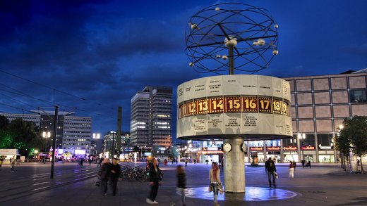 Weltzeituhr am Alexanderplatz in der Abenddämmerung