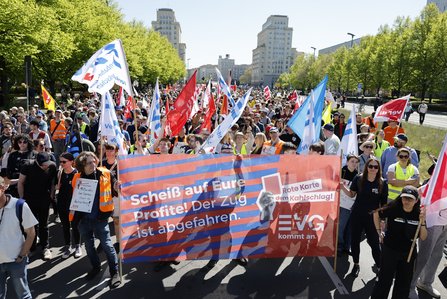 Demonstartionszug des DGB zum 1. Mai 2026 vom Strausberger Platz zum Roten Rathaus