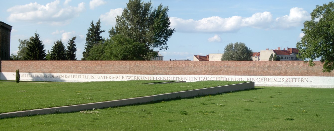 Panoramabild einer Zeile von Albrecht Haushofer (Moabiter Sonette). Schriftzug: "Von allem Leid, das diesen Bau erfüllt, ist unter Mauerwerk und Eisengittern ein Hauch lebendig, ein geheimes Zittern" im Geschichtspark "Ehemaliges Zellengefängnis Moabit", Berlin