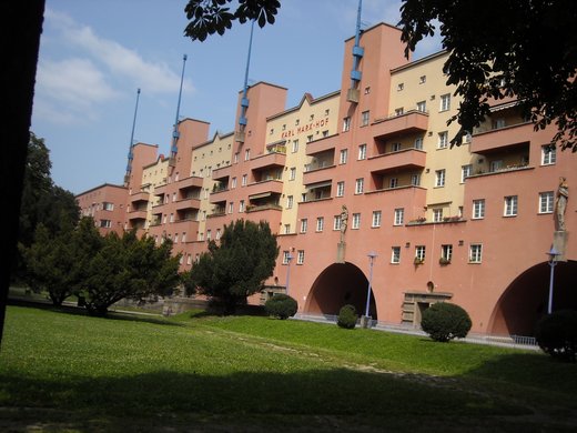 Das Bild zeigt den "Karl-Marx-Hof", einen der bekanntesten Gemeindebauten Wiens. Er liegt im 19. Wiener Gemeindebezirk, Döbling.