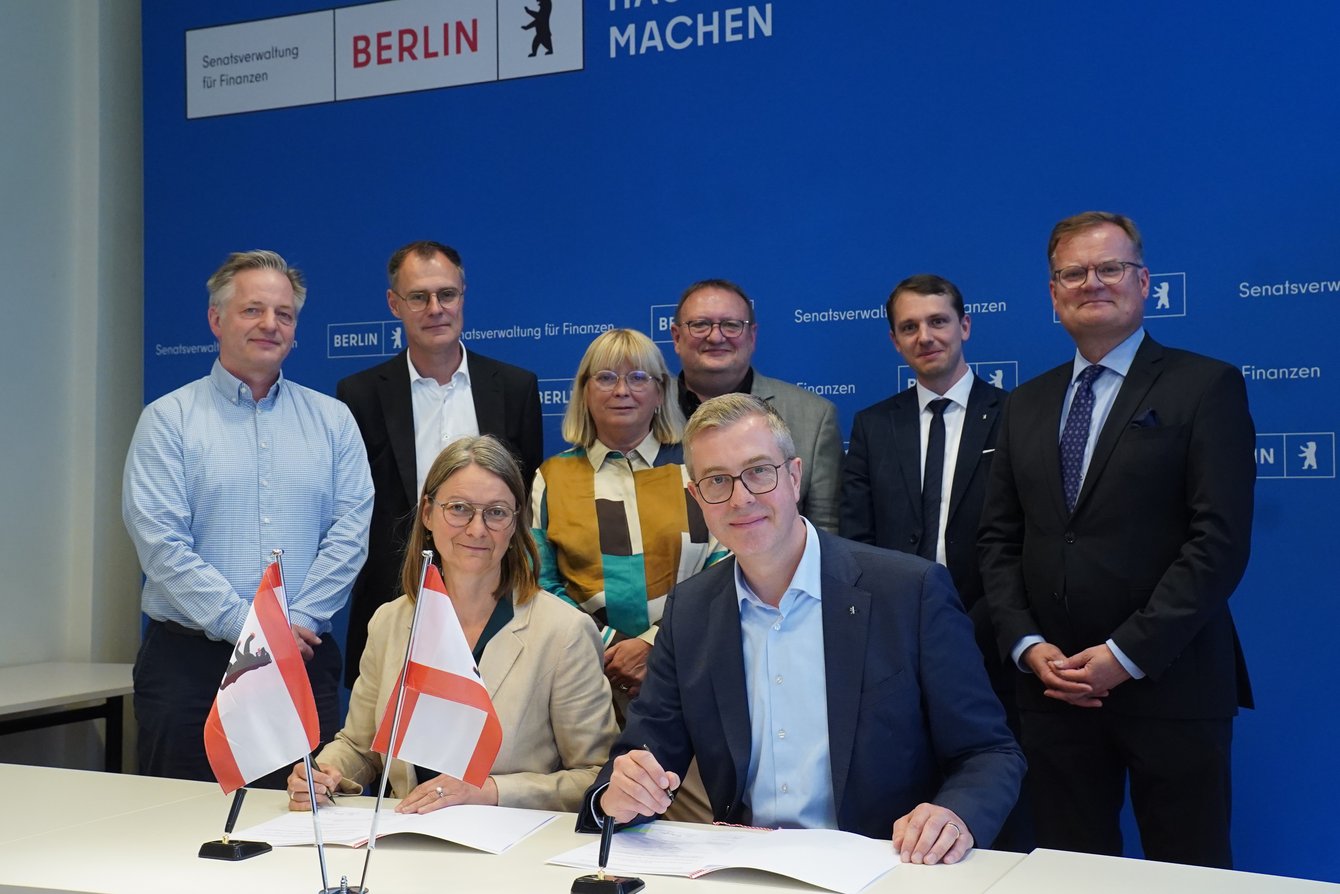  Katja Karger (DGB) und Stefan Evers (SenFin) – vorne – sowie Thomas Woelke (GdP), Matthias Schlenzka (DGB), Andrea Kühnemann (ver.di), Sven Dudkowiak (GEW), Oliver Hannemann (SenFin), Wolfgang Schyrocki (SenFin) bei der Unterzeichnung der Vereinbarung