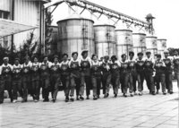 Kombinefahrerinnen – Bundesarchiv (Vereinigung Volkseigener Betriebe VVB Landmaschinenbau, Foto zur Glückwunschkarte 8. März; Bundesarchiv DA 5/7378) 