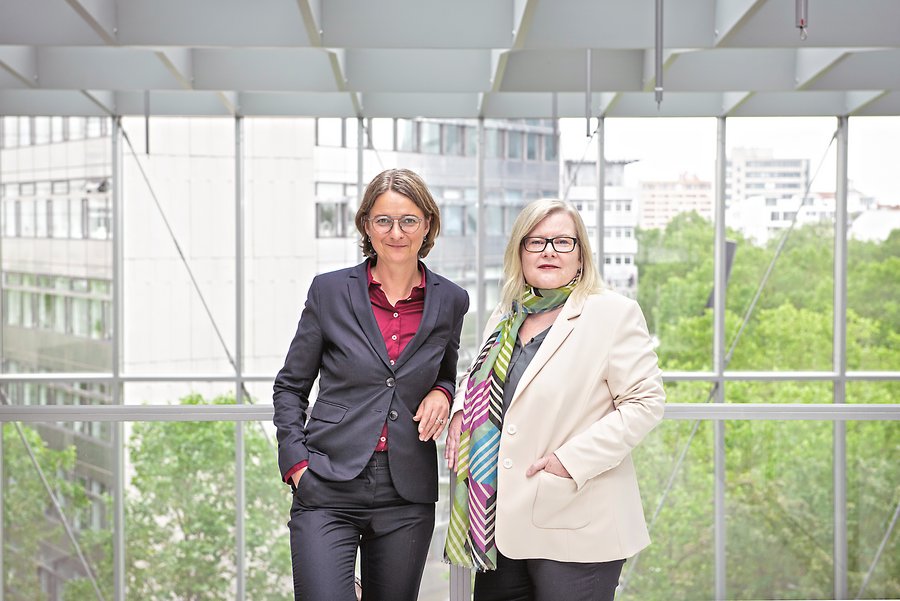 Katja Karger und Nele Techen im Porträt im Atrium des Hans-Böckler-Hauses in Berlin  | © DGB/Simone M. Neumann
