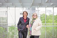Katja Karger und Nele Techen im Porträt im Atrium des Hans-Böckler-Hauses in Berlin  | © DGB/Simone M. Neumann